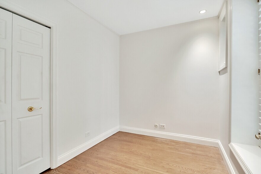 Building Photo - 1228 N Dearborn St