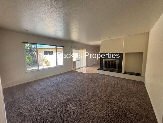Building Photo - 209 La Mesa Dr