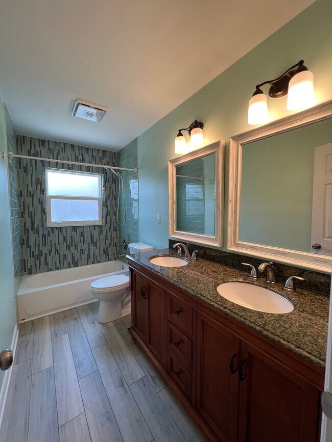 Building Photo - Spacious 3 Bedroom 2 Bath with Pool 2 Blocks from the Beach