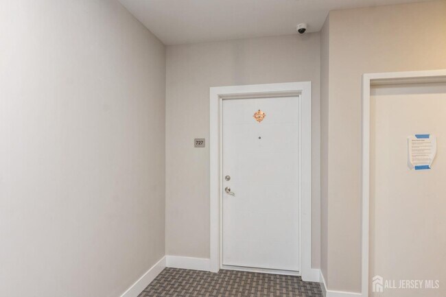 Building Photo - 727 Lorhan Dr