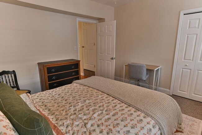 Building Photo - Beautiful 3 Bedroom on Vine St