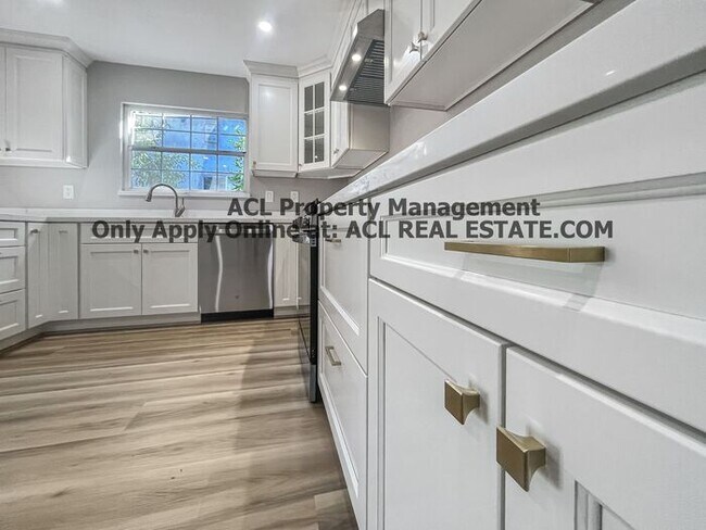 Building Photo - Stylishly Renovated Home with New Kitchen ...