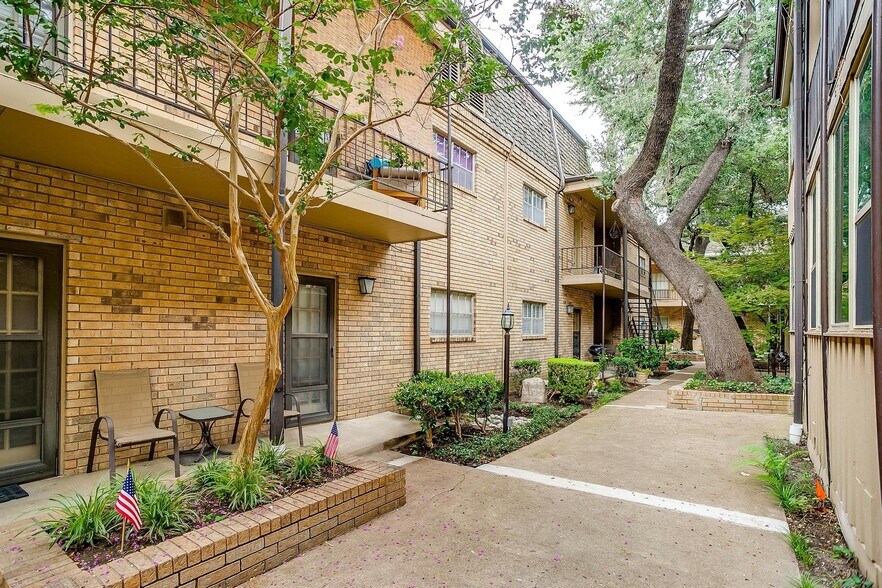 Building Photo - 4312 Bellaire Dr S
