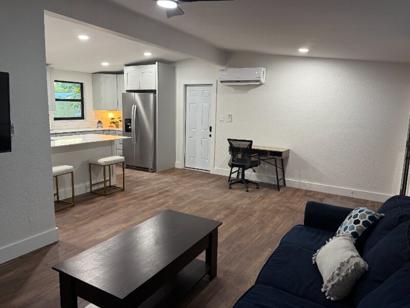 Building Photo - 3000 Karen Ave