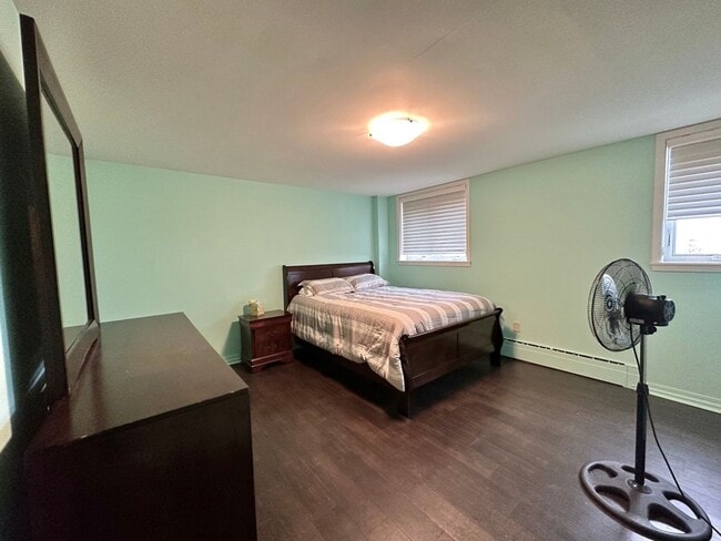 Building Photo - AVAILABLE Aug. 1 - 4 BEDROOM 3 BATHROOM - GORGEOUS LAKE VIEWS