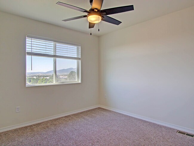 Building Photo - Bright & Open 3-Bed | Great Yard + Mountai...