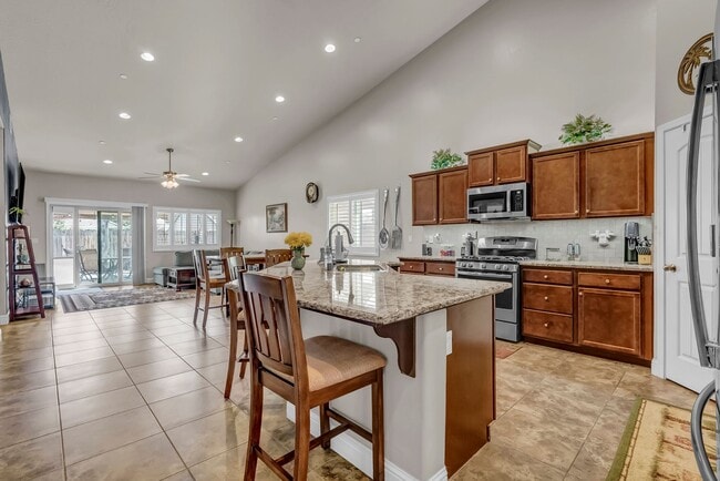 Building Photo - Charming 3 bedroom 2 bathroom home located in Hanford