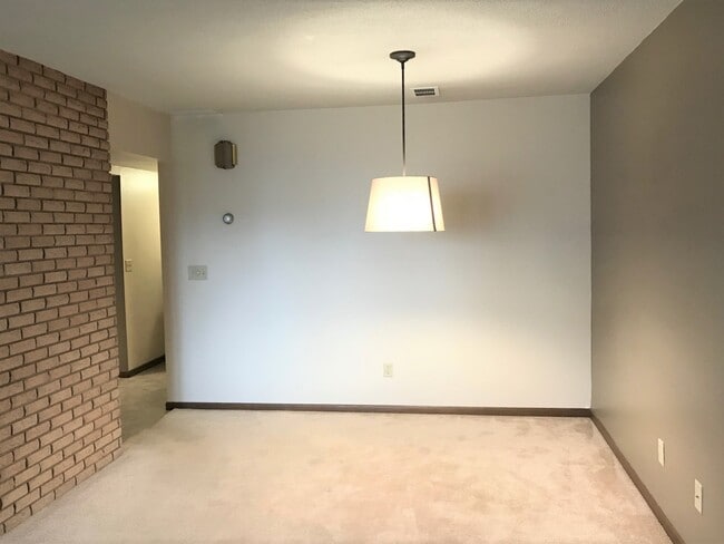 Building Photo - 408 Holly Ln