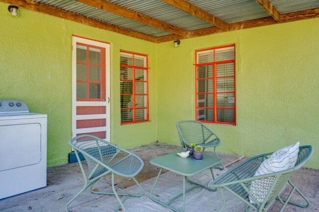 Building Photo - J07