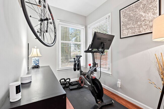 Building Photo - Downtown Living in Raleigh, NC!