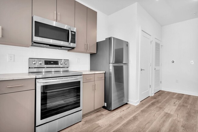 Building Photo - STUNNING MIDTOWN 1BED 1BATH