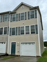 Building Photo - Spacious End-Unit Townhouse with 3 Beds, 3...