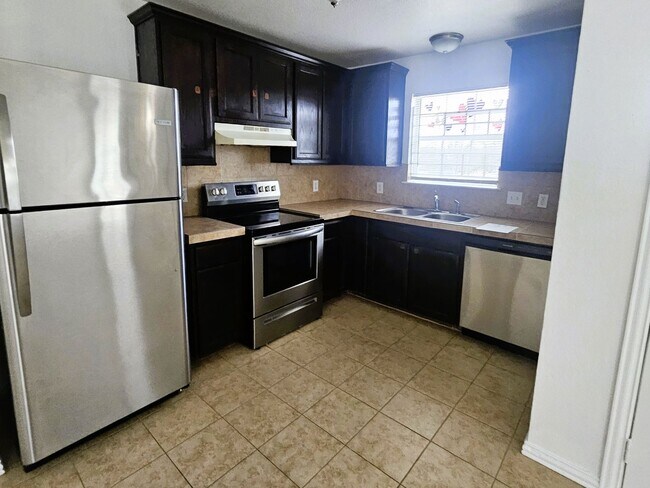 Building Photo - 3108 Lincoln Ave