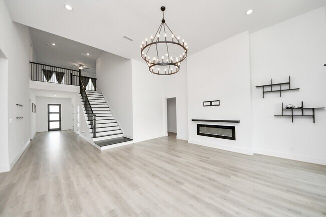 Building Photo - 10235 Forest Lake Dr