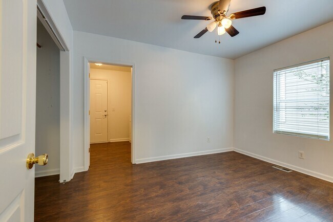 Building Photo - 712 45th Ave N