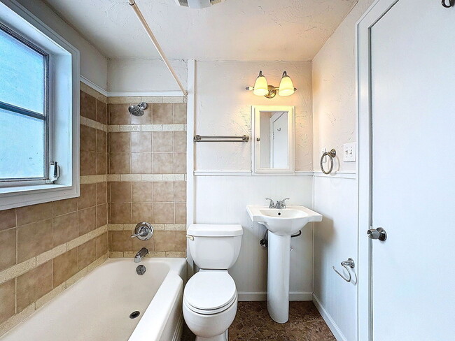 Building Photo - 2649 1/2 Dartmouth Ave N