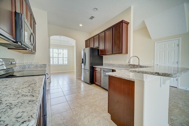 Building Photo - 604 Rogue Dr