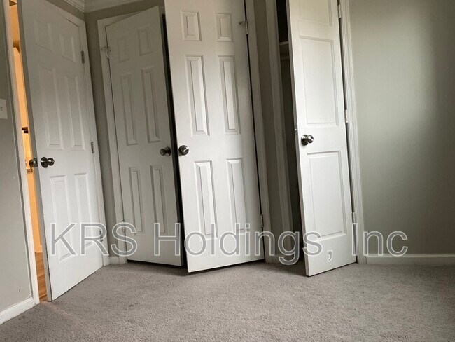 Building Photo - 1515 Cronin Dr