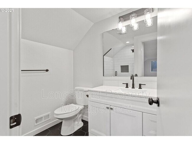 Building Photo - 6014 SE Insley St