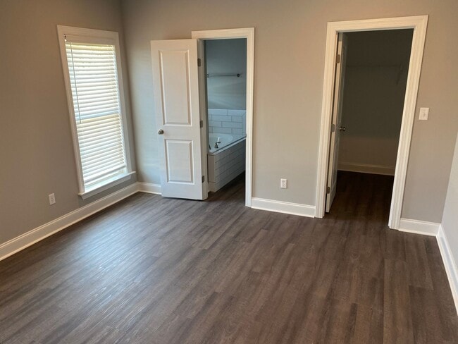 Building Photo - 140 Scarlet Wy