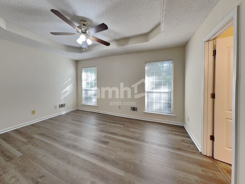 Building Photo - 401 Streamview Ln