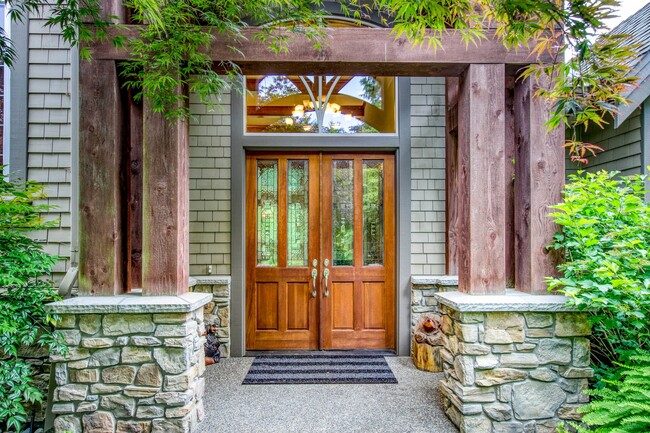 Building Photo - Gorgeous Large Home on North End of Island