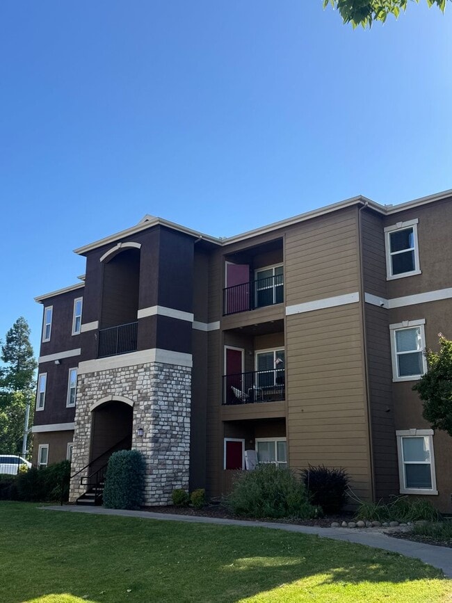 Building Photo - ***Gated community*** Spacious 2-bedroom, 2-bathroom condo in Antelope