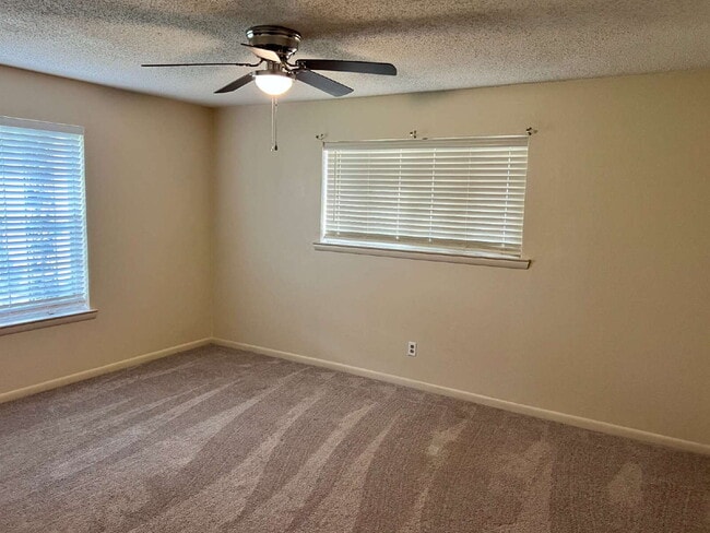 Building Photo - 2730 King Cole Dr