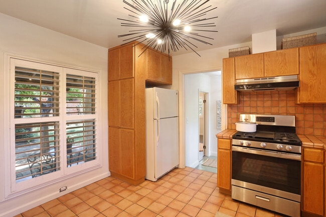 Building Photo - 805 W Sonoma Ave