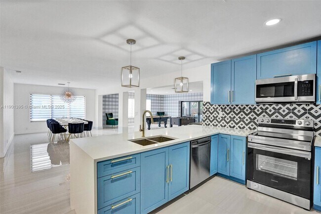 Building Photo - 1141 N North Lake Dr