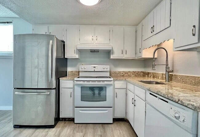 Building Photo - Beautiful 2-Bedroom Gem with Spacious Layo...