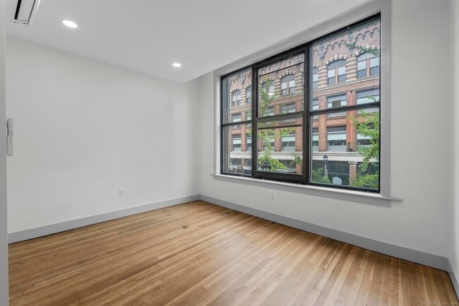 Building Photo - 111 Bank St