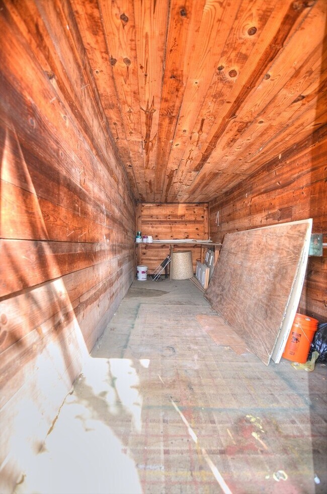 Building Photo - Sunny 3 Bedroom House - Walk To Downtown H...