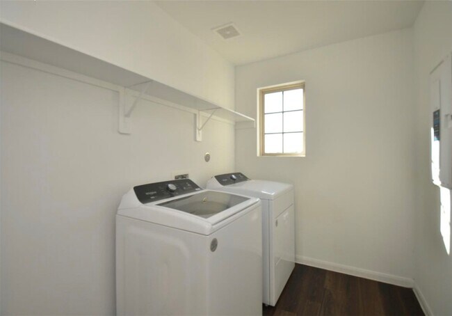 Building Photo - 16439 Big Hickory Dr