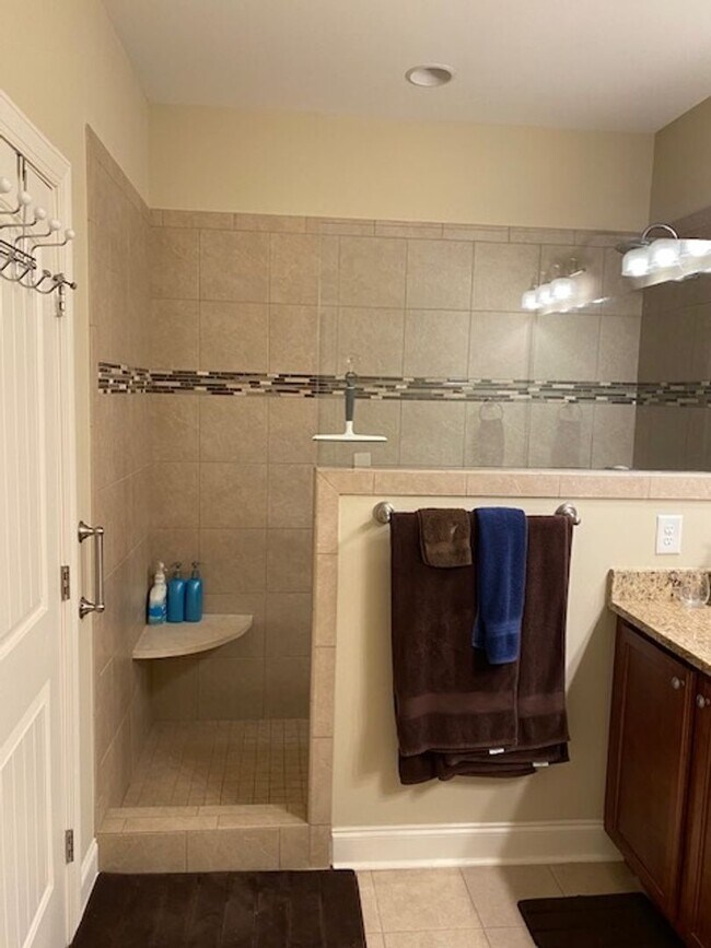 Building Photo - Amazing Furnished Town Home in Brunswick F...