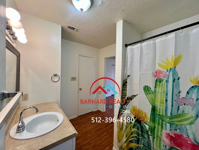 Building Photo - Available Now: 2 bed/1 bath Duplex With Hu...