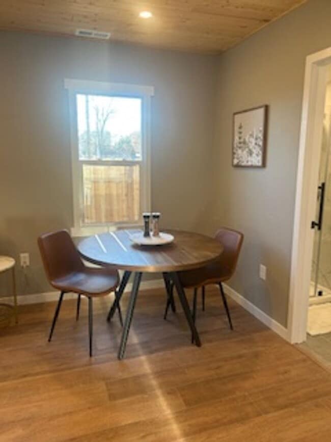 Building Photo - Adorable Fully Remodeled Home in Prime Loc...