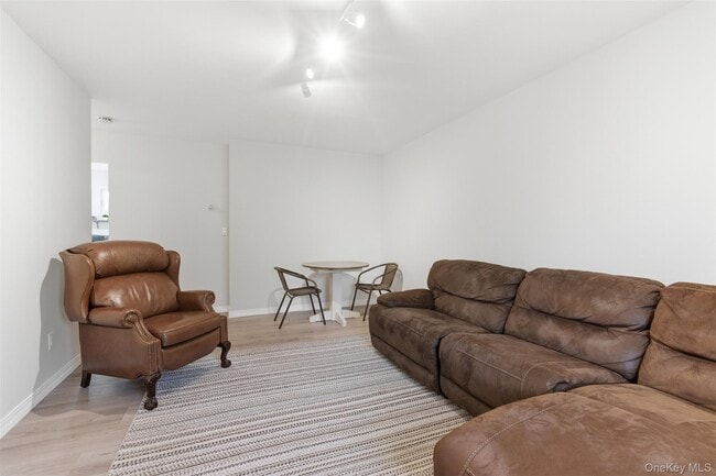 Building Photo - 120 Greenlawn Rd