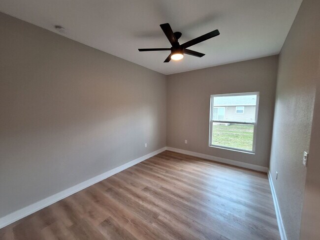 Building Photo - Available with ZERO DEPOSIT MOVE-IN!
