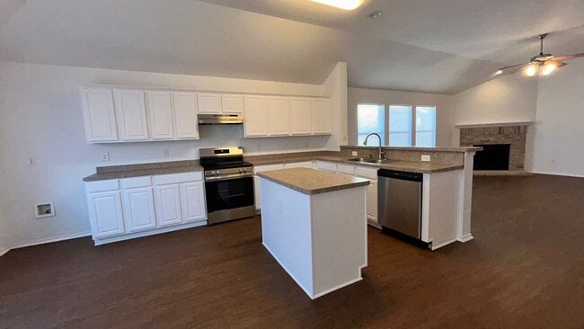 Building Photo - Move-in Ready Open Layout with a Huge Yard!