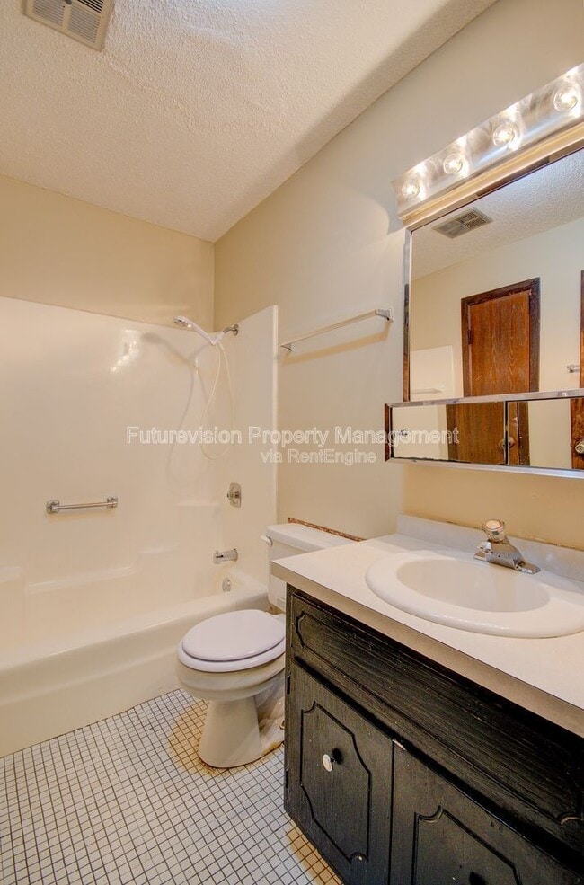 Building Photo - 2224 Oneida St