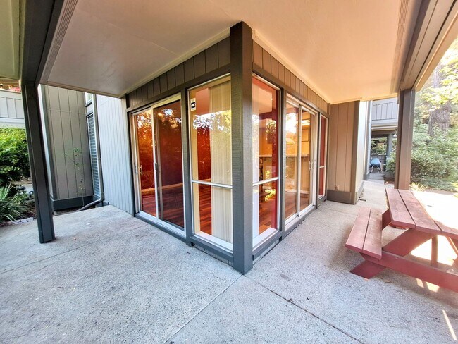 Building Photo - 150 Saratoga Ave