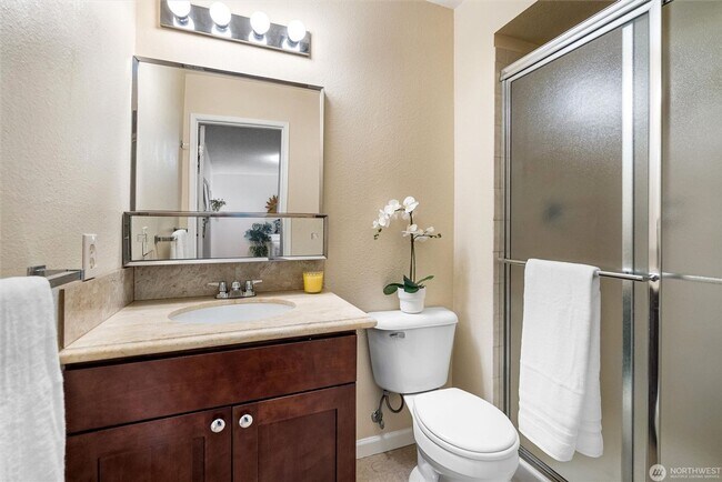 Building Photo - 2550 Thorndyke Ave W