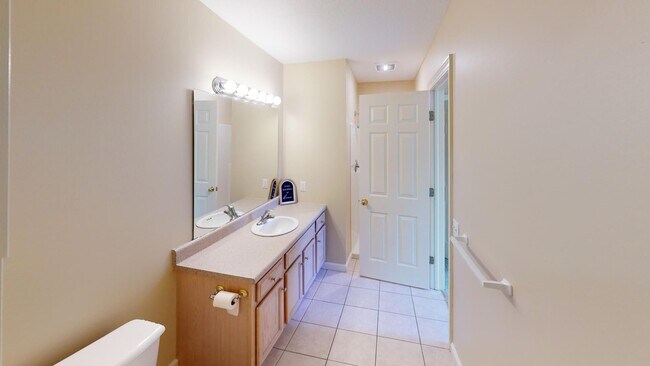 Building Photo - Excellent Canfield Location!! Very clean and well maintained 3 bedroom/2 Full Bath Condo.