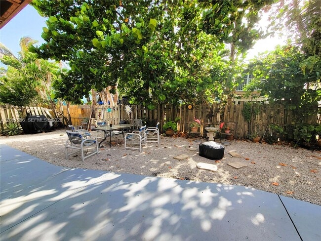 Building Photo - 307 S Ocean Dr