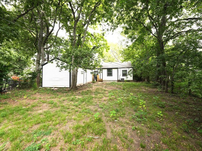 Building Photo - Tulsa 2 Bedroom Gem! Available for immedia...