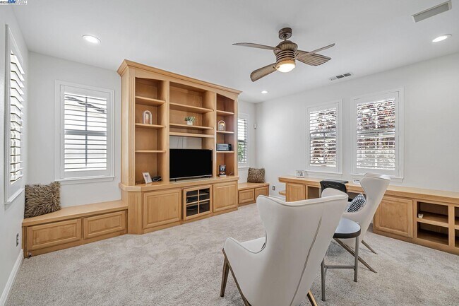 Building Photo - 260 Abigail Cir