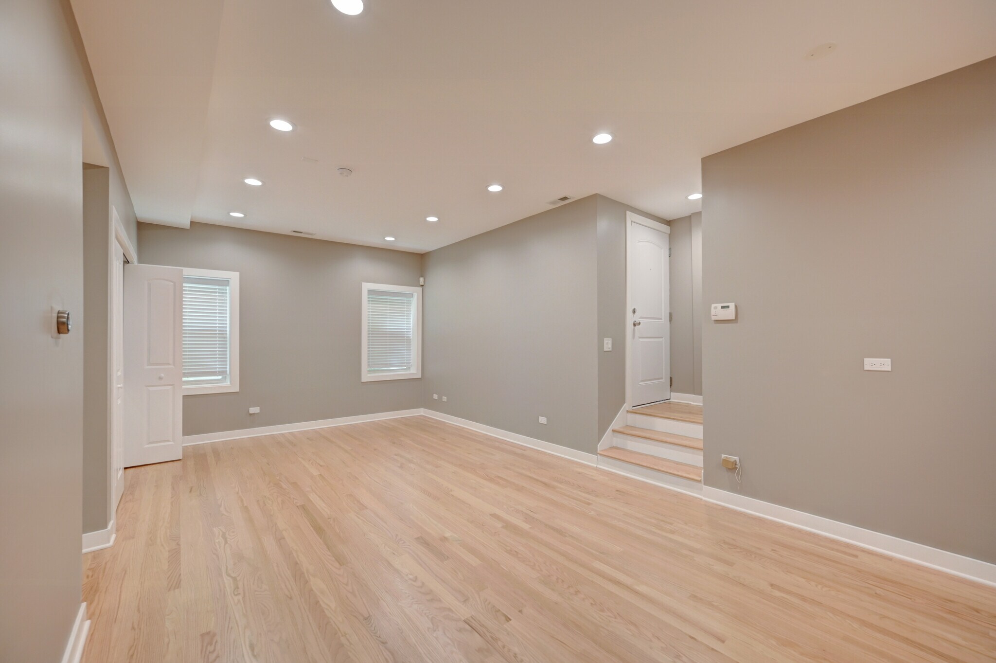 Building Photo - 1430 N Maplewood Ave