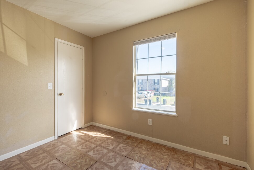 Building Photo - 7561 Windsor Oaks