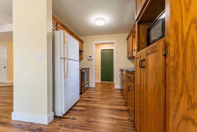 Building Photo - 3 Bed 2 Bath 2 Car Garage Home Southwest Springfield MO!!